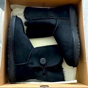 UGG Bailey Button